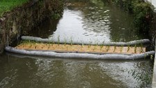 Instalada “EcoBarreira” no rio Selho para reduzir lixo flutuante