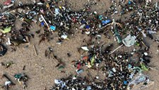 Lixo marinho e microplásticos