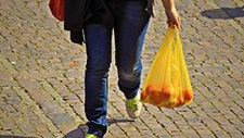 População mundial usa cinco biliões de sacos de plástico por ano