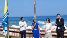 Primeira Bandeira de Ouro 2025 Hasteada na Praia do Centro, Torres Vedras